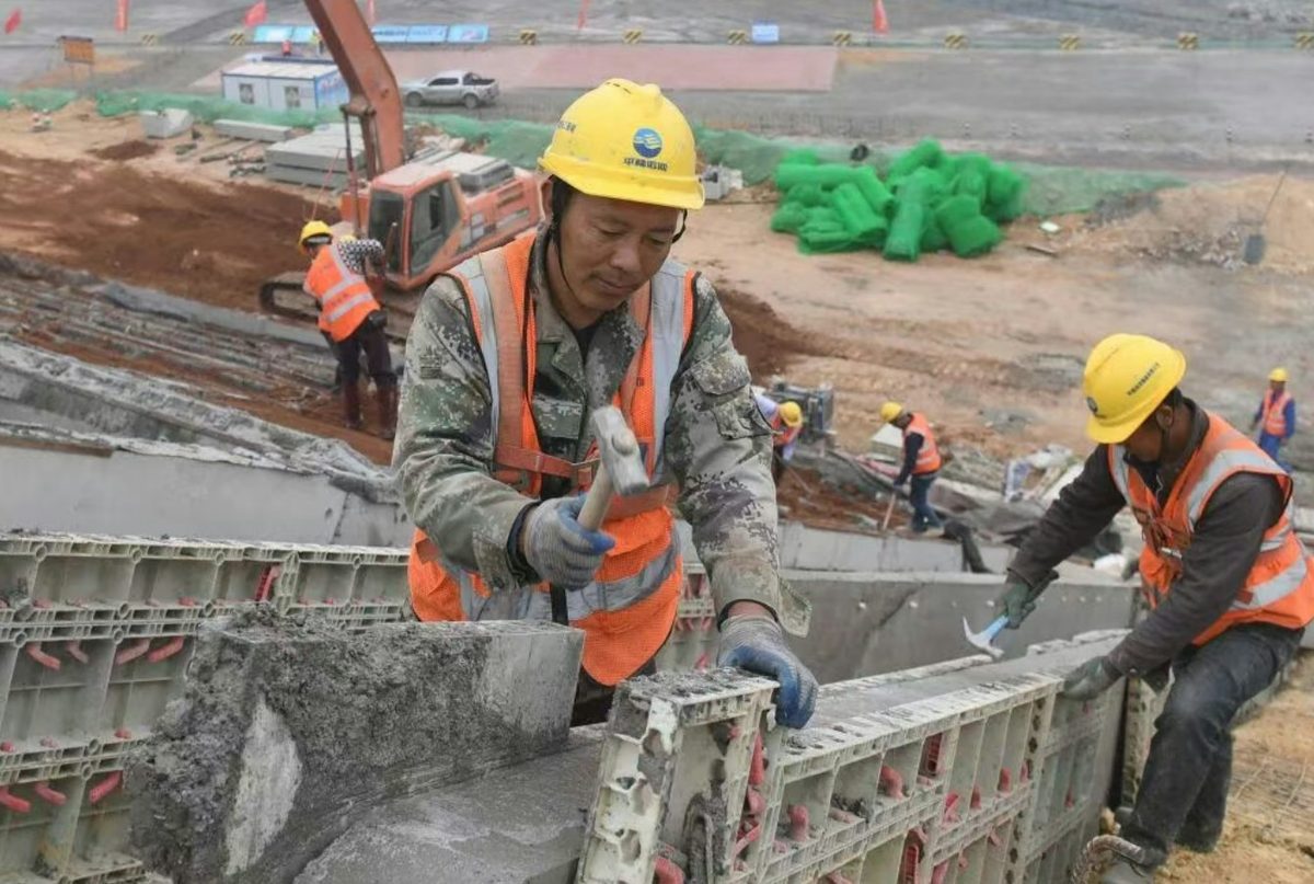 2023年2月1日，工人在平陸運河青年樞紐施工作業。（新華社）