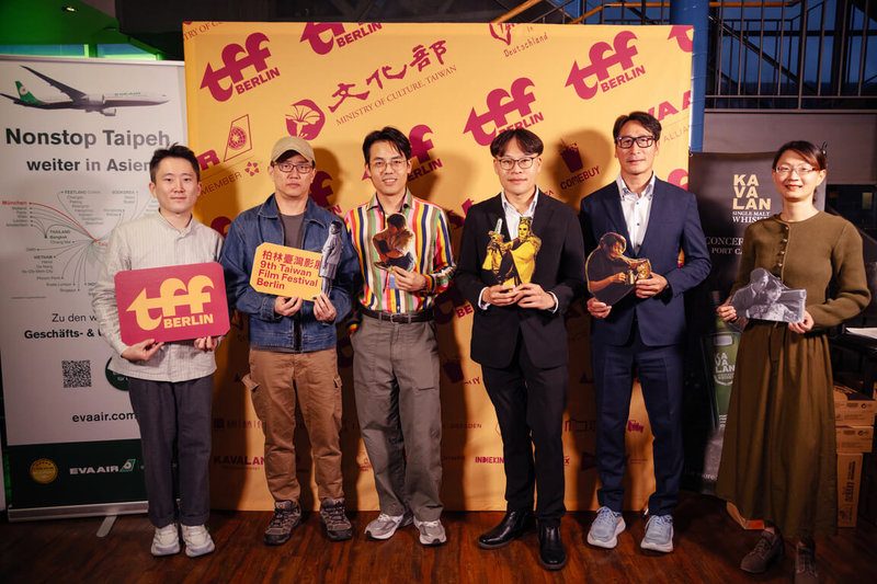 童年走私编故事练成导演 廖克发:台湾自由让我创作 3 第9屆柏林台灣影展於9月24日登場,今年以「民間故事:我們為了生存而發明的故事」為題,並邀馬來西亞出生、長年在台創作的導演廖克發擔任焦點影人。圖中左起為柏林台灣影展總監吳浩平、導演廖克發及策展人邱昇達。(柏林台灣影展提供)中央社記者林尚縈柏林傳真 115年9月30日