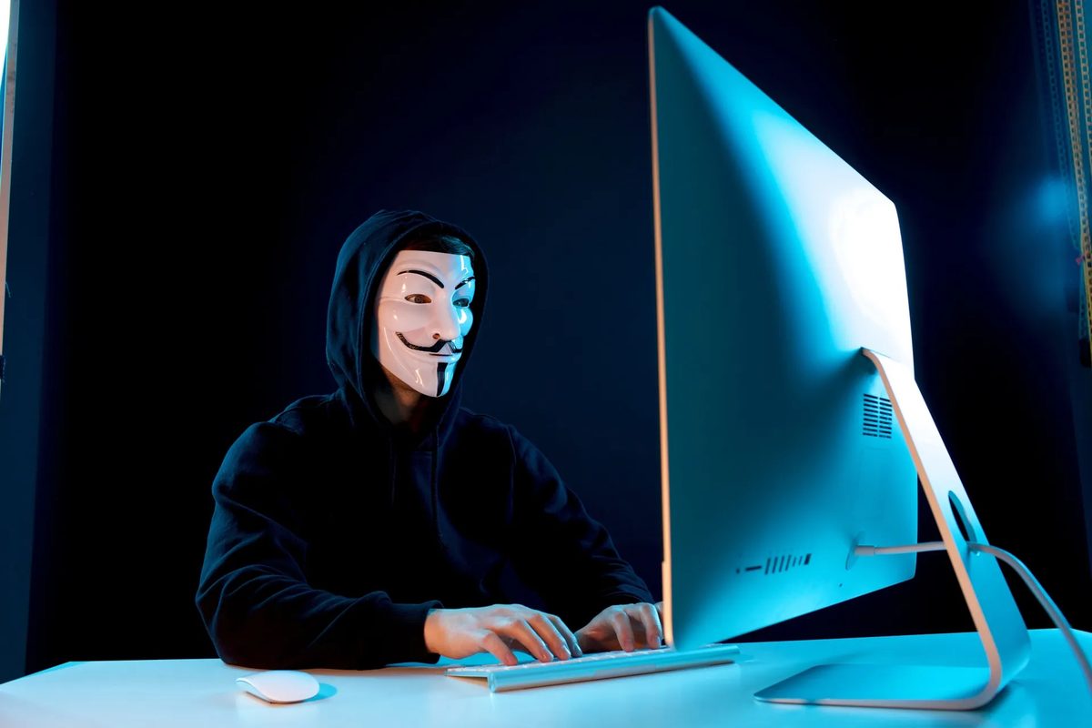 黑客能力也升级!中国利用AI代理攻击台湾政府网站,还能自主更新可用路径 2 不知名駭客正在入侵和竊取資料。(PhotoAC)