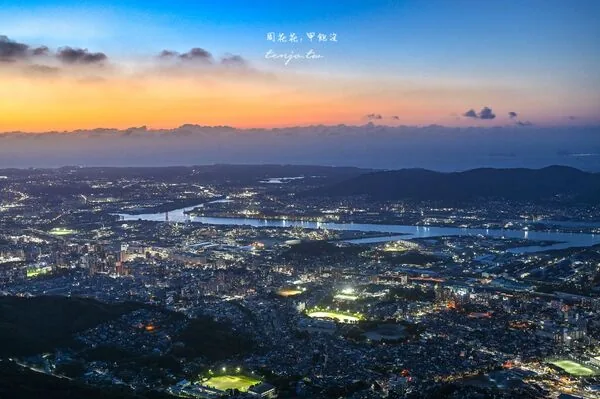 北九州皿仓山夜景攻略!免费接驳巴士、缆车票价一次看 23 ▲▼日本北九州皿倉山展望台的纜車交通、夕陽與夜景。(圖/《周花花》授權提供)