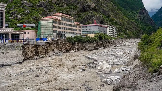 2025年7月11日，拉苏瓦加迪洪灾摧毁了中尼友谊桥、道路和一座水力发电变电站，并冲走了尼泊尔拉苏瓦县的车辆。