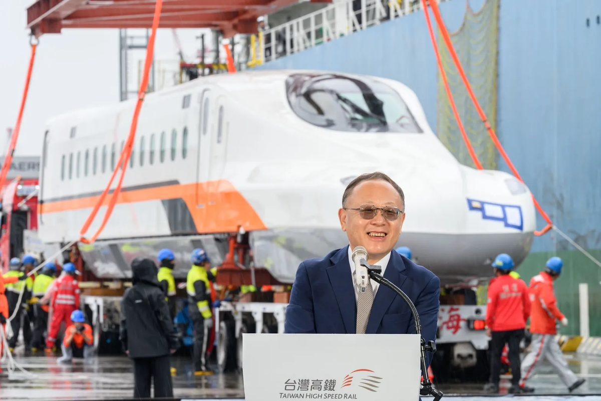 高铁要涨价了?新车N700ST抵台 史哲抛震撼弹:这时正式营运「同步检讨票价」 8 高鐵董事長史哲回顧,2007年通車時日均運量約4.6萬人,今年日均運量則可望突破23萬人。(交通部提供)