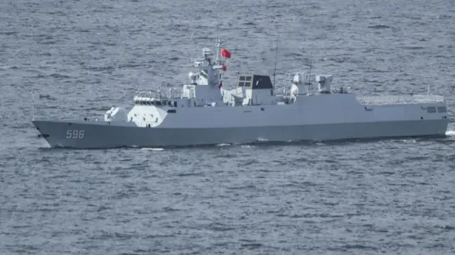中国解放军驻港部队056型导弹护卫舰惠州舰在香港水域航行（资料图片）