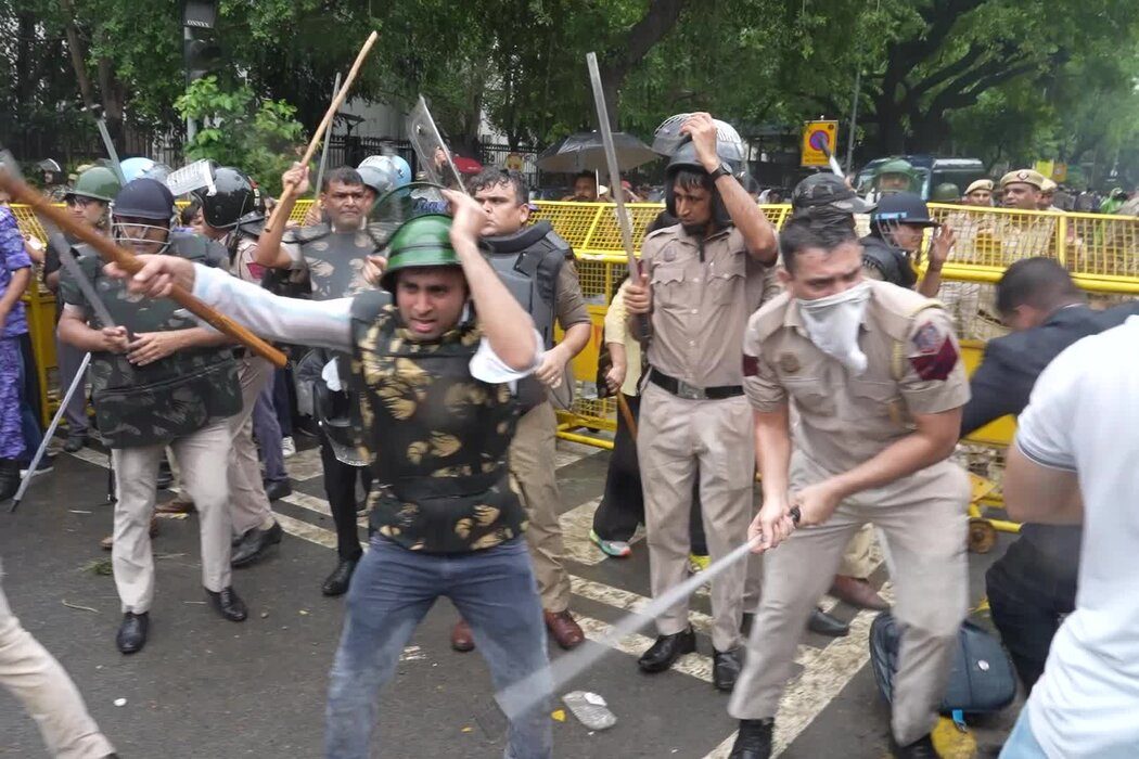 弹丸枪、警棍、催泪瓦斯:印度警方如何镇压青年抗议者 1 28dc78533714ceb645312d66cffacd15f8c2d71540b5d64aee884601291c0e9d article
