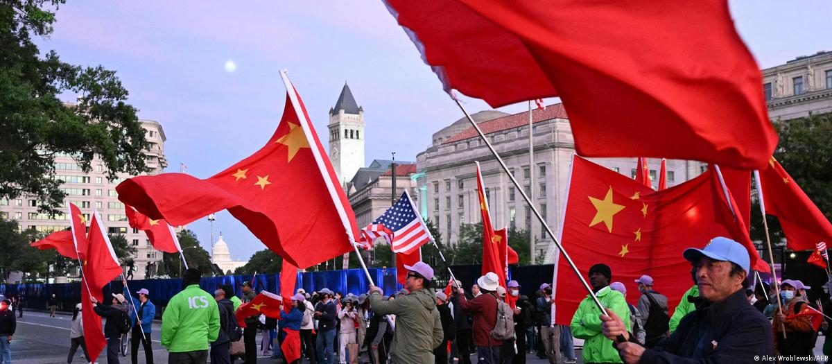 习近平白宫获欢迎 场外挺共反共两派对峙抗议 1 很多人举着中国和美国国旗