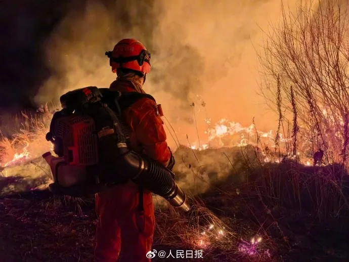 蒙古國草原野火持續延燒，火勢逼近中國內蒙古邊境，當地緊急調派超過2000人投入堵截。截至10月11日晚間9時，相關防火任務仍在進行，大火尚未蔓延至中國境內。（微博@人民日報）