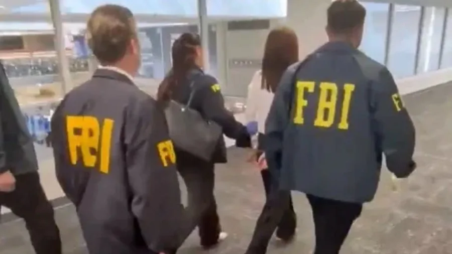 10月4日，FBI探员在洛杉矶国际机场带走张婉莹