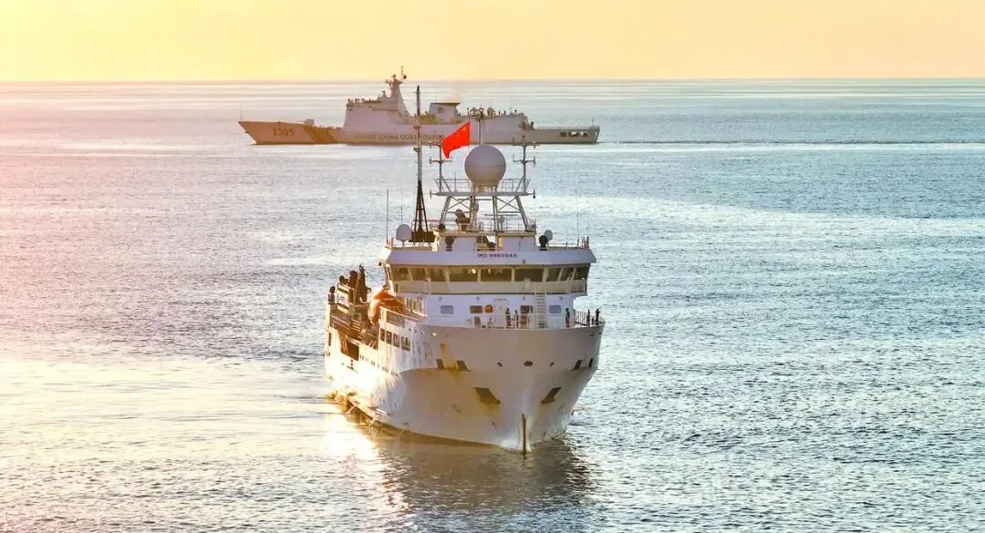 “蓝海201”调查船与中国海警2305舰在海上同框的资料照片