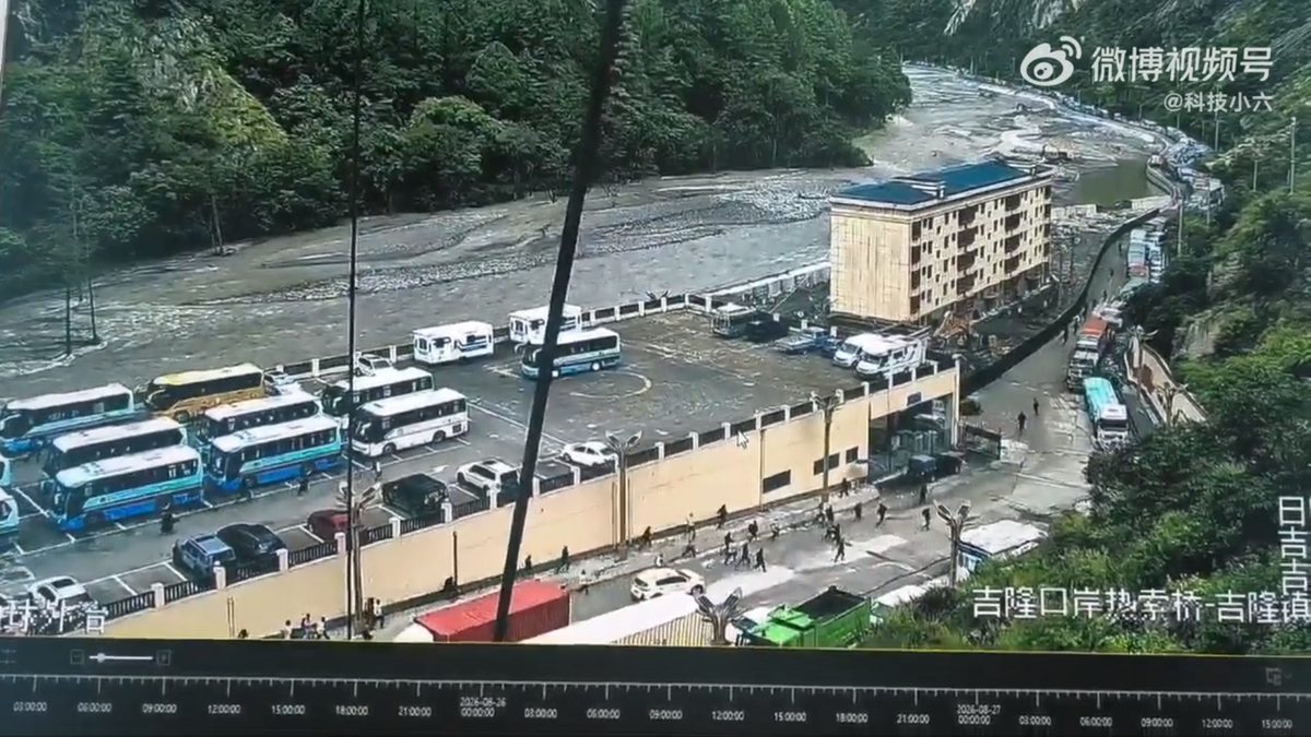 西藏泥石流‧持续更新│增至3人遇难558人失联 解放军开展救援 1 網傳現場畫面。(截圖)