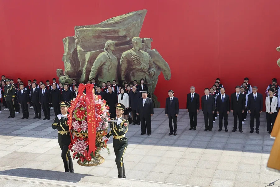 没见习近平,也没见李强:金正恩的丹东一日行是什么规格? 1 王沪宁陪同金正恩向抗美援朝纪念塔敬献花篮