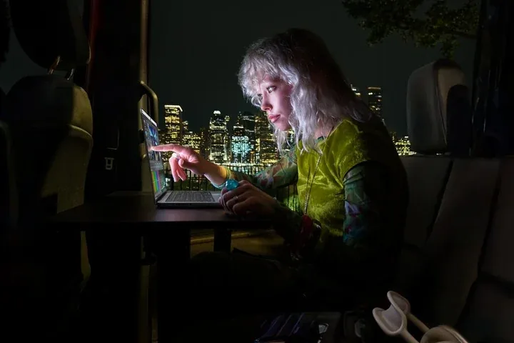 触屏 MacBook Pro 上手:机身减重,发光苹果标回归,转轴没到「很稳」 10 2a565b888fcaf6b9c52925f5f3e4b4a95ed0da756bdbc65eff8c41f60575074e article