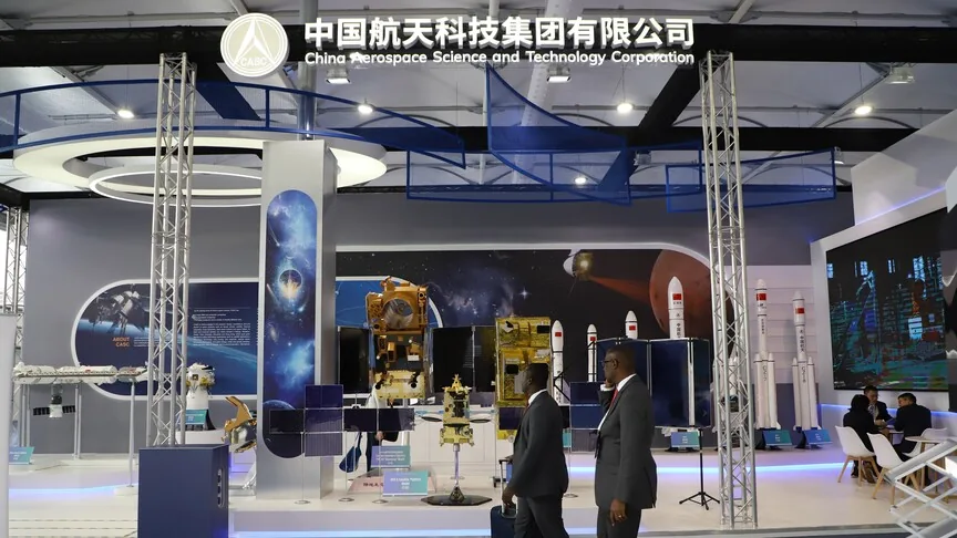 参观者经过中国航天科技集团的展位(资料图片)