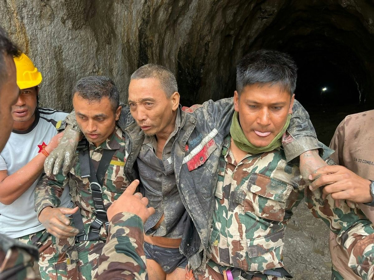 尼泊爾軍方9月5日稱，一名受困中國公民從水電廠隧道獲救。（FB@PMO Nepal）