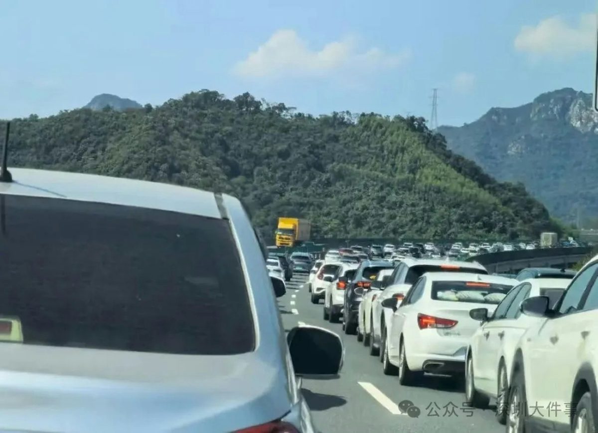 10月1日，深中通道附近的高速公路上车辆排起长龙