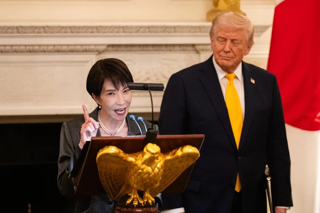 日本首相高市早苗今年3月在白宫。习近平在与特朗普会晤时试图在美日之间制造裂痕。