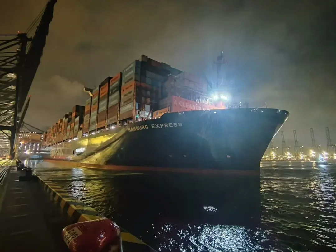 10月2日，雙子星聯盟AE1歐洲航線新漢堡快航輪（HAMBURG EXPRESS）完成28684標箱裝卸作業。（微信公眾號@深圳發佈）