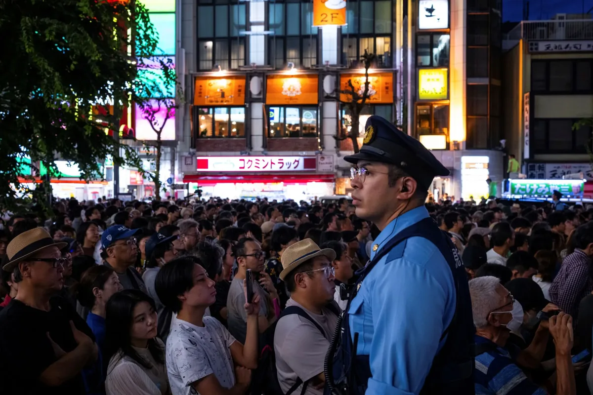 从政府警察到民生消费全中镖!日本上百家企业资安连环爆,数亿条敏感个资外流 2 東京警察在街頭造勢集會進行維安。(美聯社)