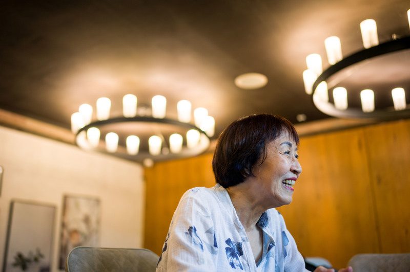 高龄海啸第一排:卸下照顾重担的他们,如何预习自己的老?专访郭强生、郑秋豫 6 知道平常生活得靠自己,原本很不喜歡運動,說自己沒有運動細胞的她,現在每天都很有紀律地運動一小時,幾乎沒有一天荒廢。(攝影/黃世澤)