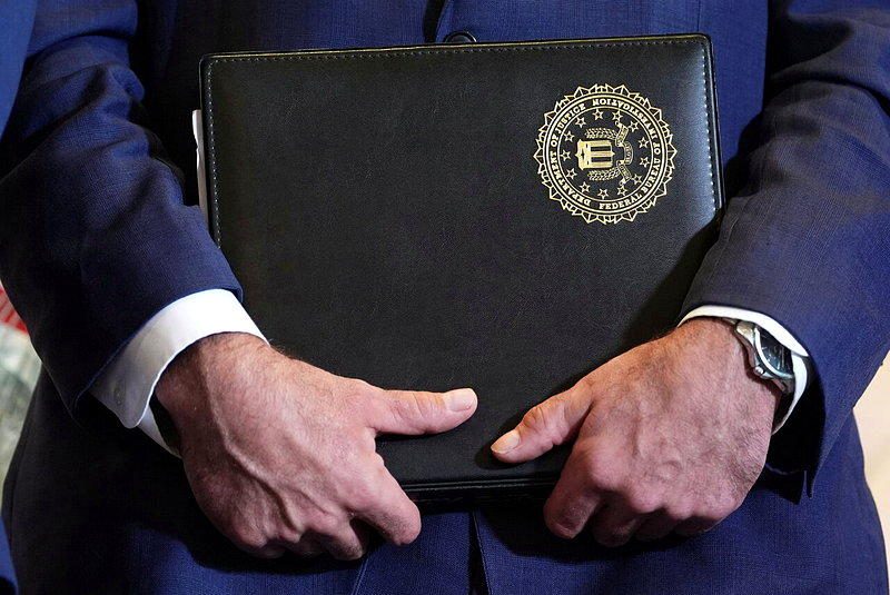FBI被骇 数千名探员、求职者个资外泄 2 一個駭客組織聲稱攻破FBI招聘網站,取得大量FBI員工的機密信息。圖為FBI官員...
