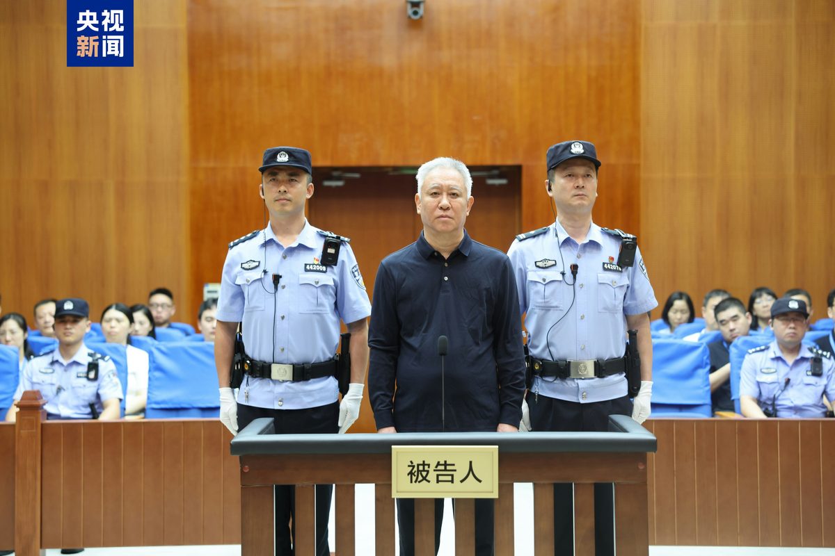 许家印判无期徒刑没收财产 满头白发庭审照曝光 恒大罚近160亿 1 許家印被判處無期徒刑。(央視)
