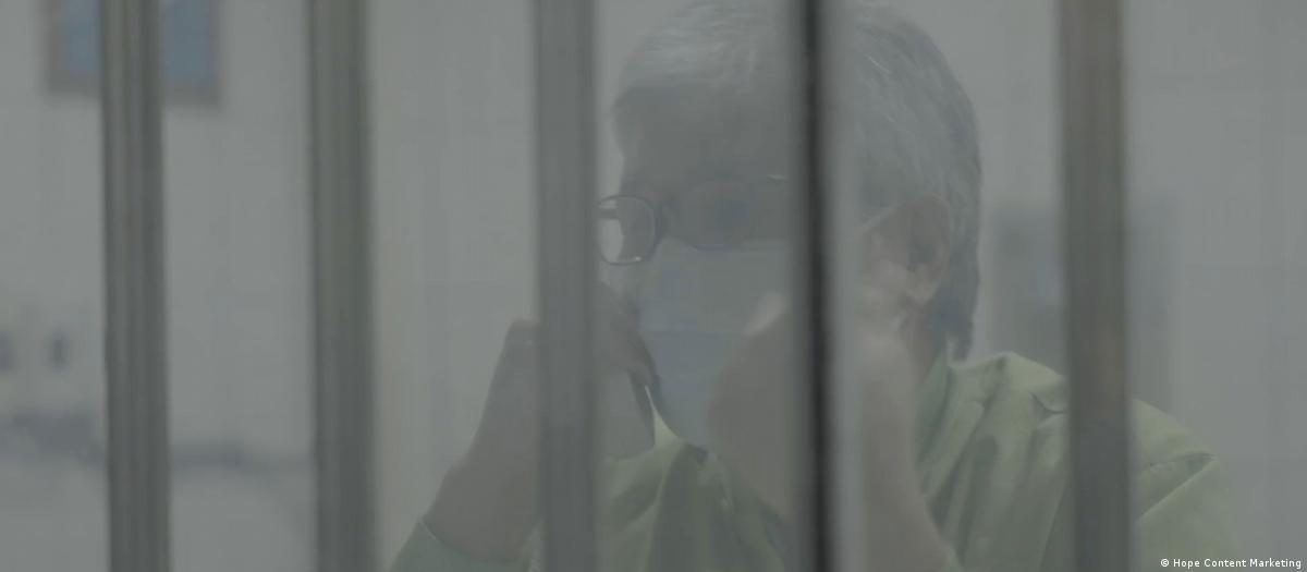 《我的爸爸是死刑犯》怎么办?专访台湾导演李家骅 1 郑武松在狱中接见家属谈话的画面。