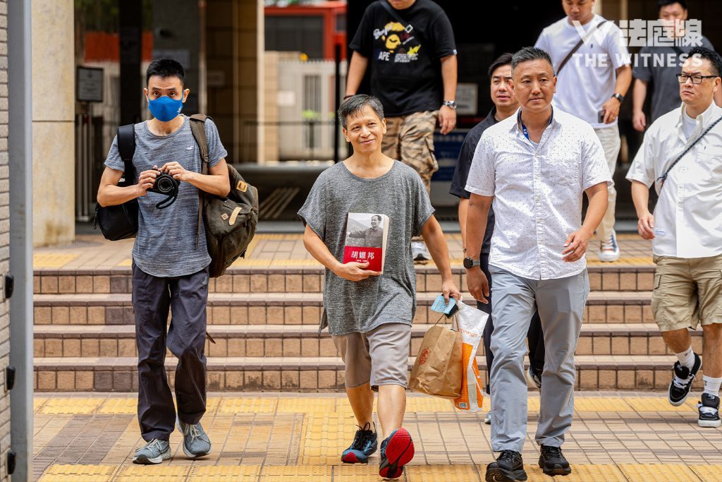 支联会案|法院保安禁携胡耀邦书入庭 司法机构:会评估展示物品干扰法庭秩序风险 1 鄧岳君