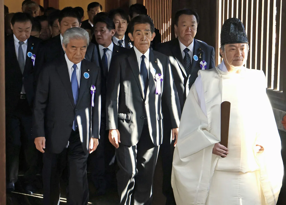 10月19日上午，跨党派议联成员在靖国神社集体参拜。