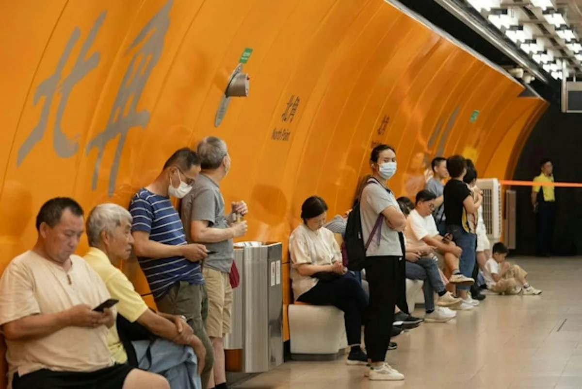 港铁10月24日感谢日车费半价 罗湖、落马洲过境车程也适用 2 長者「2元優惠計劃」可同時使用港鐵「感謝日」半價優惠。(梁鵬威攝)