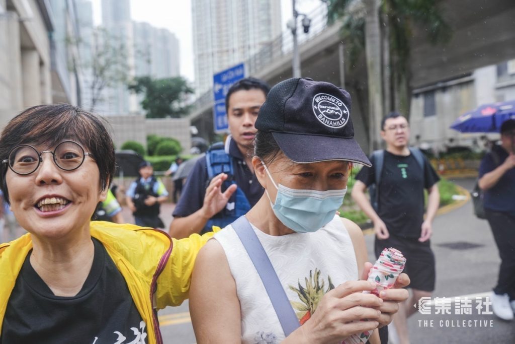支联会案裁决|为被告写诗 早上落机即到庭打气 「苦难里的无形拥抱」 3 2cb6d8c5df46f54ff78941720417f273581bb5225bf64ca201d54825a8f099cc article
