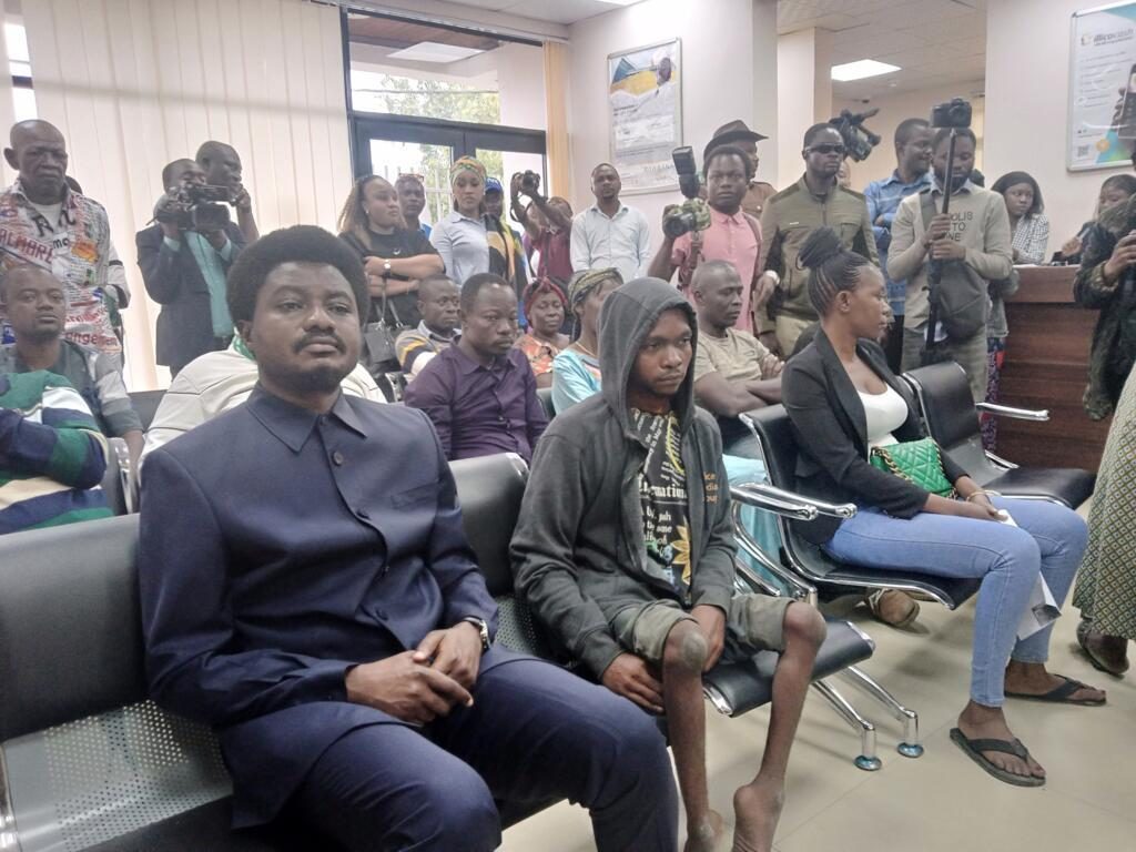 Le ministre congolais de la Justice, Constant Mutamba, aux côtés des victimes de la «guerre des six jours» entre le Rwanda et l'Ouganda dans les années 2000, le 3 août 2024.
