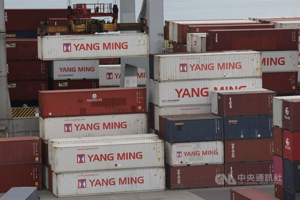 基隆港东岸货柜场内堆放的货柜