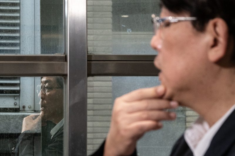 高龄海啸第一排:卸下照顾重担的他们,如何预习自己的老?专访郭强生、郑秋豫 3 郭強生在送走母親、哥哥、父親後,思考到自己將是很多事情的「海嘯第一排」,親人離世,家的結束,意味他要一個人走向最後的人生結局。而他想回來跟讀者們「通風報信」,讓更多人思考活著與死亡。(攝影/楊子磊)