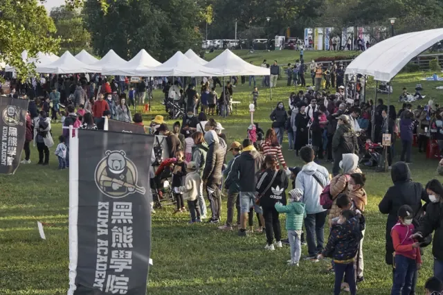 2023年11月18日，台湾民众在新北市一个公园参加“黑熊学院”举办的家庭活动，该组织致力于推广民防教育。
