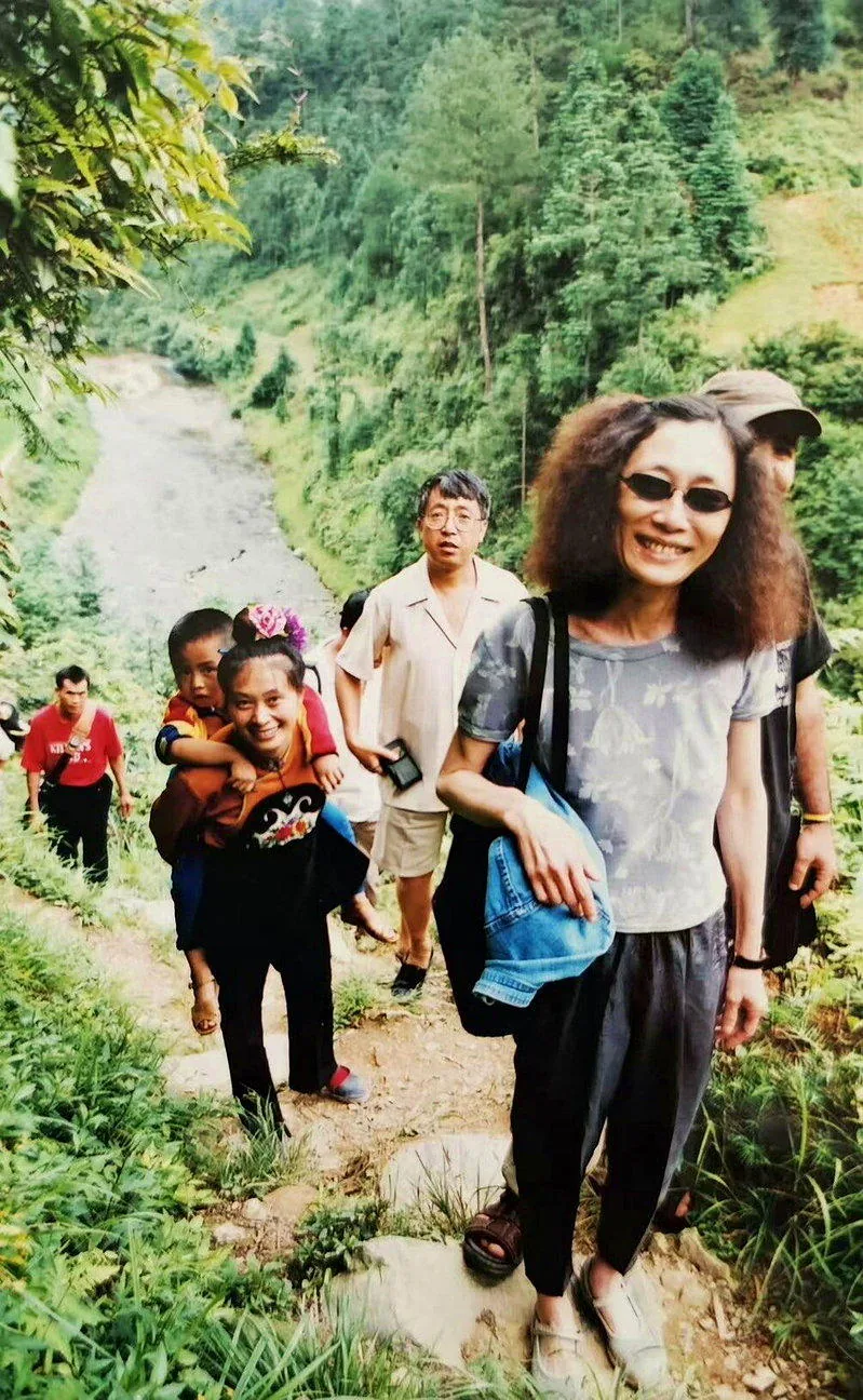 崔明慧走進中國深山拍攝紀錄片。(滋根基金會提供)