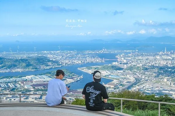 北九州皿仓山夜景攻略!免费接驳巴士、缆车票价一次看 19 ▲▼日本北九州皿倉山展望台的纜車交通、夕陽與夜景。(圖/《周花花》授權提供)