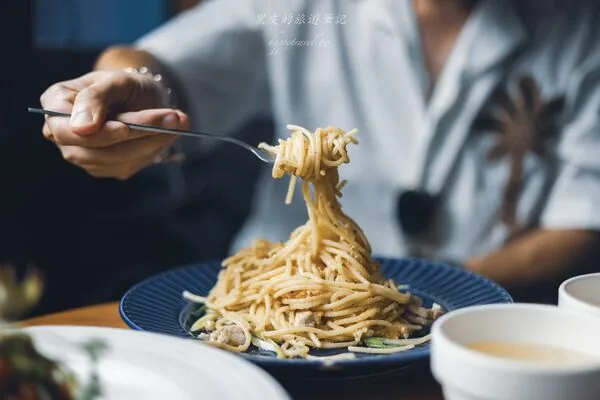 恒春金像咖啡:前身是DVD出租店,天花板排满电影封面 16 ▲▼屏東恆春金像咖啡DVD出租店風格空間與義大利麵、燉飯。(圖/《黑皮的旅遊筆記》授權提供)