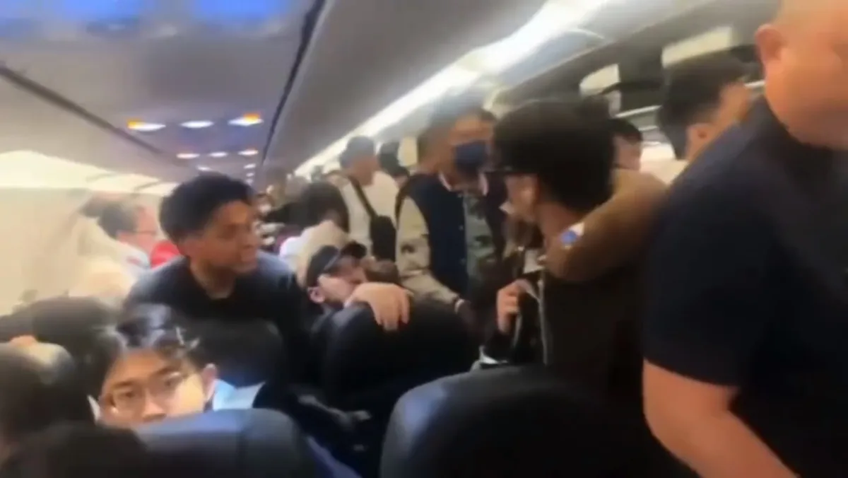 全機旅客被迫收拾行李落機。（影片截圖）