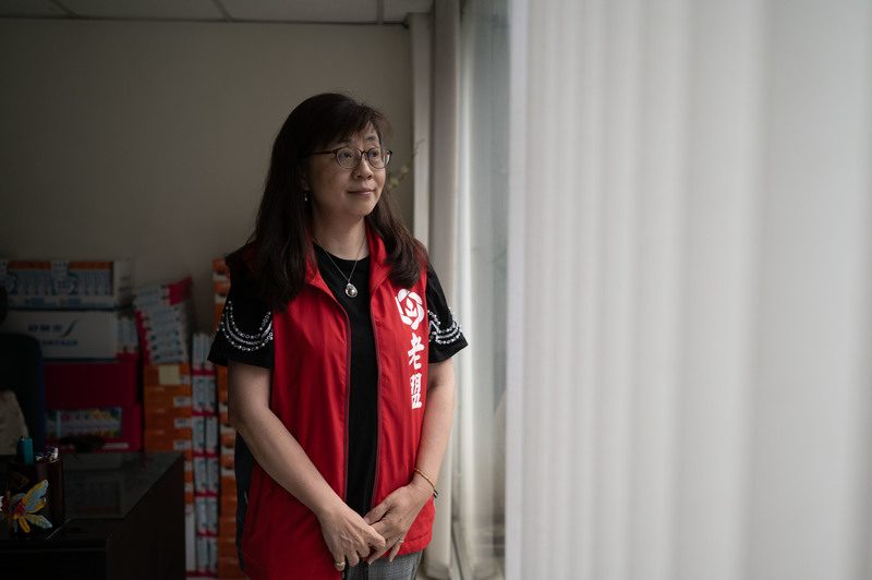 老盟祕書長張淑卿認為，需要被列冊關懷的長者人數「絕對遠比目前高出好幾倍」。過去尋找獨居長者主要仰賴民政與社政的被動通報，卻是長期不受到重視的工作。（攝影／楊子磊）