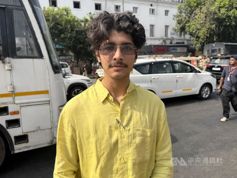 參與蟑螂人民黨發起抗議活動的印度青年卡利拉曼（如圖）表示，希望透過抗議，讓印度有好的選舉制度，使人民可以信任政府、相信選舉，知道自己的選票會被計入。中央社記者李晉緯新德里攝　115年10月10日