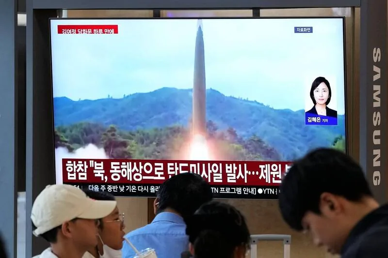 韩国电视新闻播出朝鲜发射弹道导弹的消息，画面为资料影像