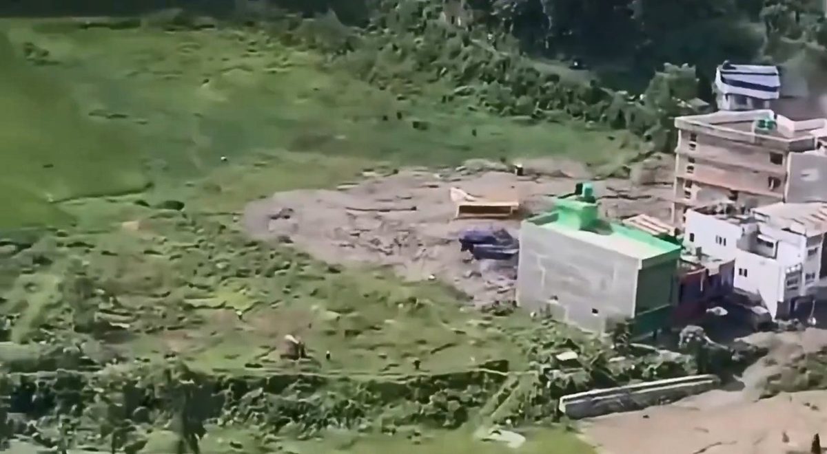 尼泊尔泥石流逾800死亡 时间轴曝光 3个月前曾向中国求预警资讯 7 尼泊爾與中國西藏邊境8月26日發生造成大量傷亡的泥石流,在尼泊爾一側,多條村莊遭沖毀,房屋受破壞,影片顯示事發時洪水快速湧向村莊,把當地村莊淹沒。(X@ratanji)