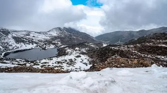 2026年4月17日，在印度锡金邦帕达姆钦（Phadamchen）前往纳图拉山口 （Nathu La Pass）的途中，喜马拉雅山脉白雪皑皑的山顶上，融雪汇聚成临时水库。