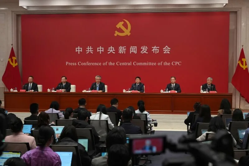 10月30日,中共中央举行记者会,介绍二十届五中全会内容。