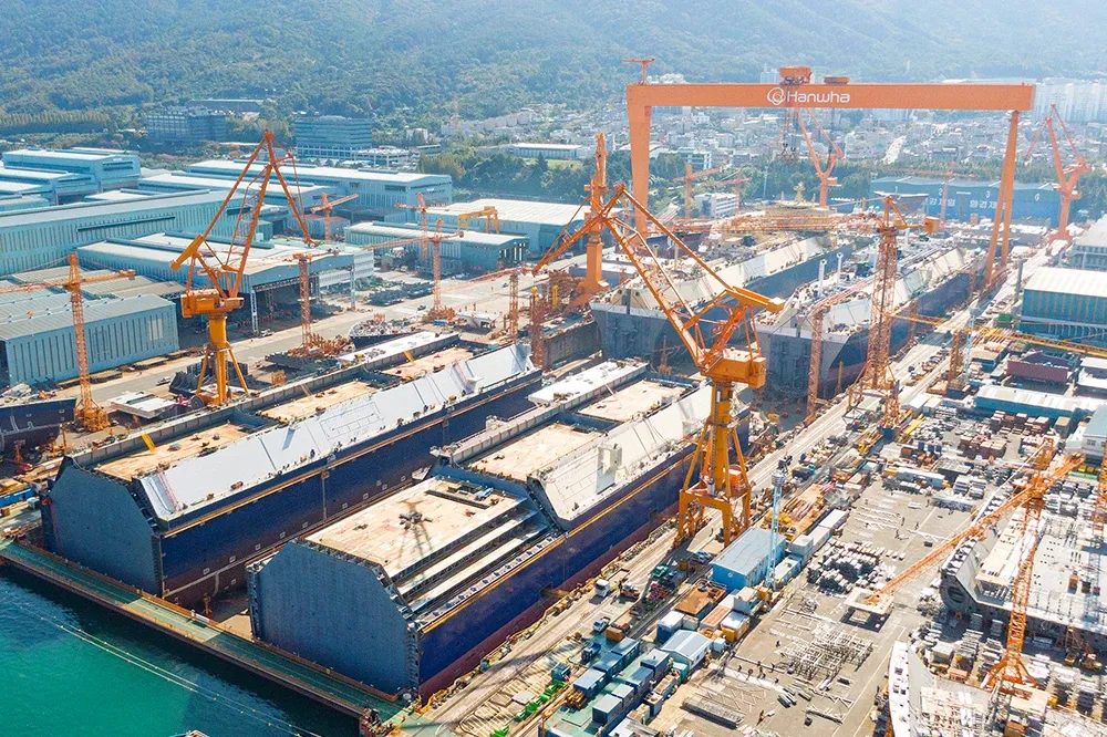 韩系军武再下一城!韩华睽违8年再获泰国青睐,160亿订单打造新一代巡防舰 2 南韓國防造船巨頭韓華(Hanwha)旗下位於巨濟(Geoje)的造船廠。(取自官網)