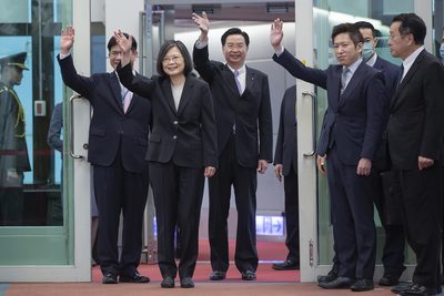 以多国解密文件,重新审视李登辉与他的时代──专访美国胡佛文件馆东亚馆藏部主任林孝庭 9 外交的突破與不能說破?蔡英文總統「過境外交」的美中台三方舞步