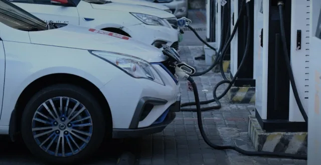 正在充电的新能源汽车