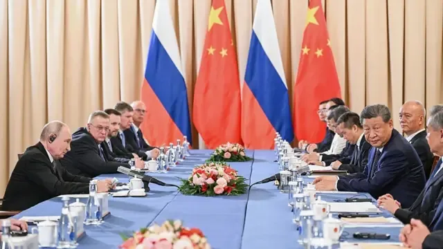 2026年8月31日，俄罗斯总统普京（左一）和中国国家主席习近平（右三）在上海合作组织峰会期间会谈。