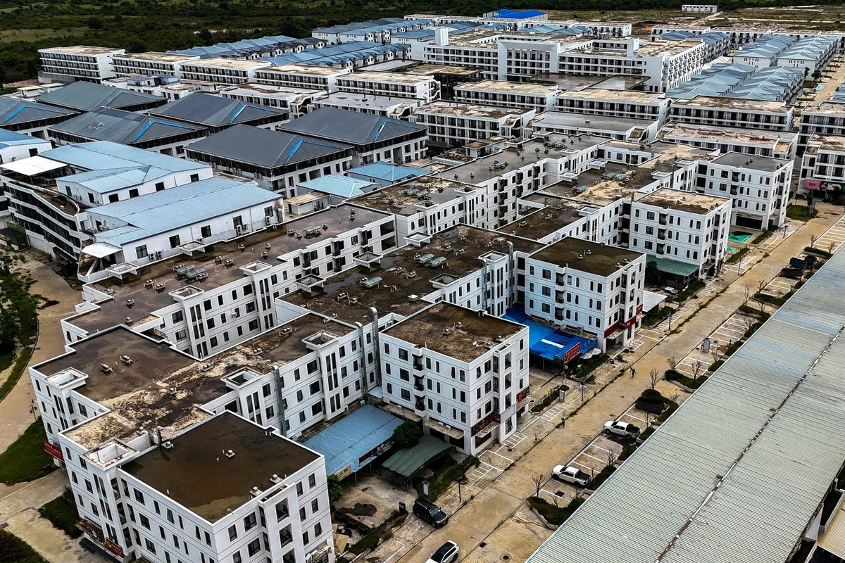 柬埔寨太子集团2万人诈骗园区曝光 墙上写「业绩是尊严」|有片 7 2026年9月21日,無人機拍下柬埔寨的電訊詐騙「8號園區」,該地據報與太子集團有關聯。(Reuters)