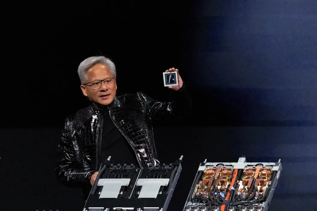 中国特工锁定黄仁勋 白宫知情一年未采取行动 3 在特朗普的第二个任期内,黄仁勋成功游说政府放宽了对人工智能公司的监管限制。