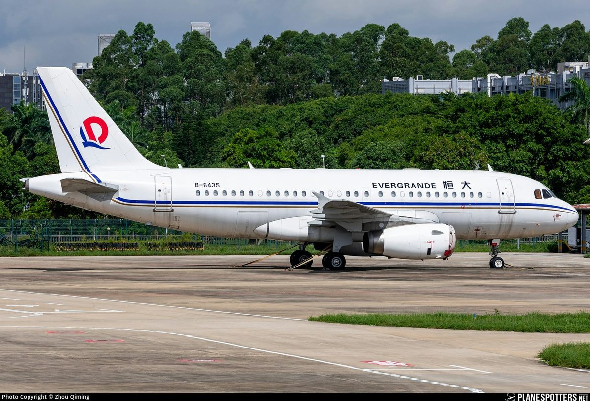 許家印持有的Airbus A319飛機，在2025年8月於廣州白雲機場被拍攝到。（Planespotters Net／Zhou Qiming圖片）